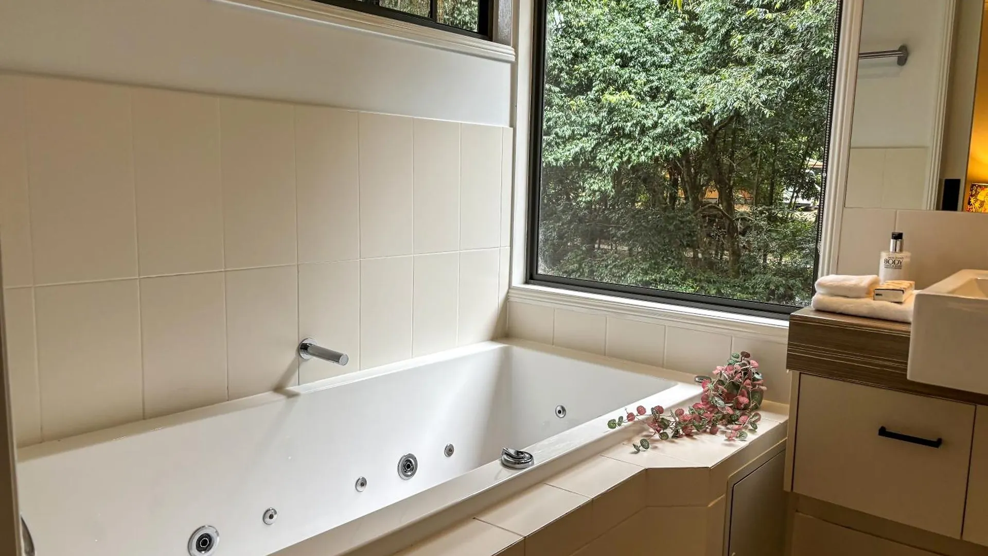 Resort Tranquil Getaways On Obi Maleny Hotel