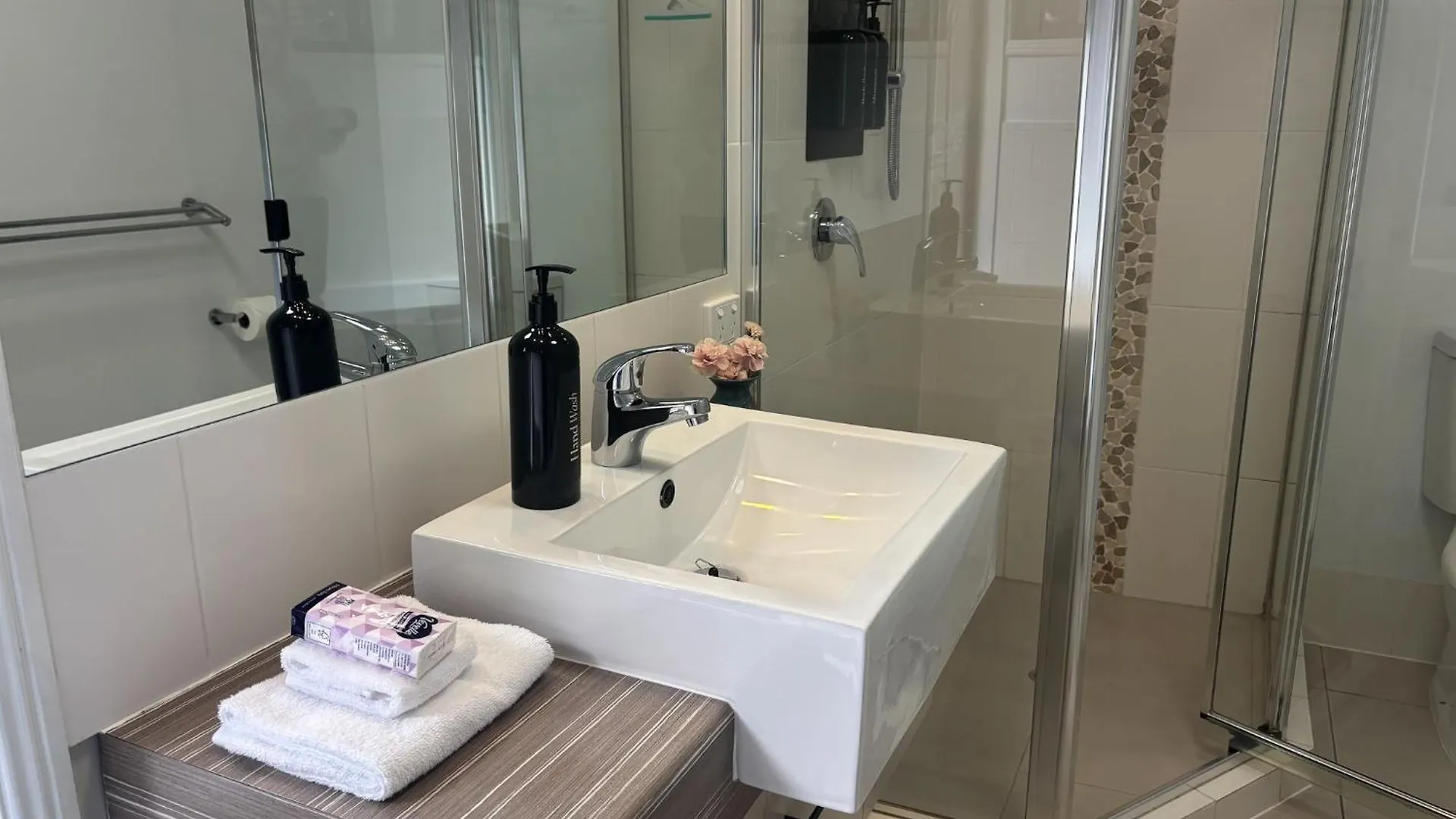 Tranquil Getaways On Obi Maleny Hotel